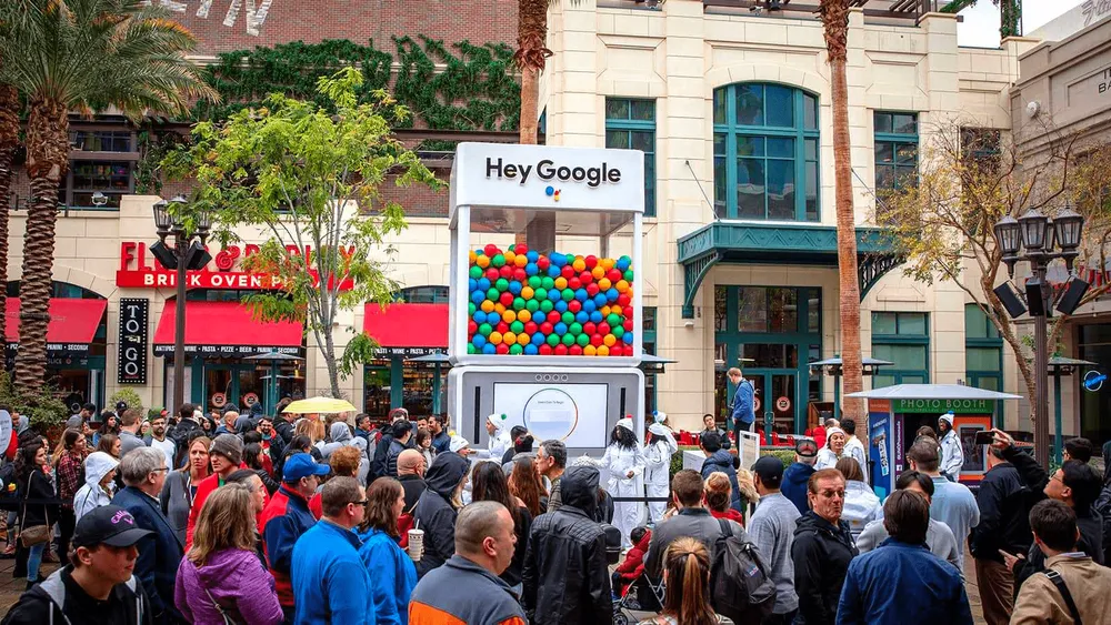 Hey Google sponsert ein Event mit riesigem Kaugummiautomaten